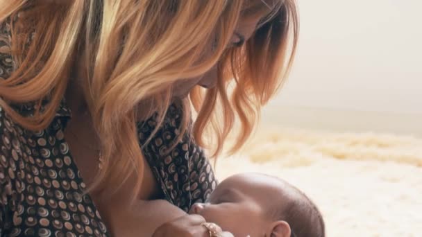 若い母親は、かわいい赤ちゃんを母乳で育てる。母性。ヘルスケア。家族. — ストック動画