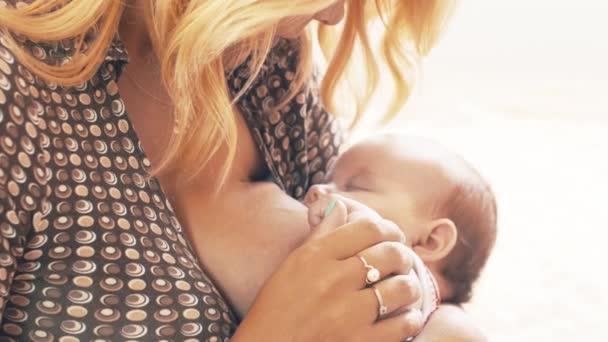 Madre joven amamantando a su bebé. Maternidad. Alimentación saludable. Familia . — Vídeos de Stock