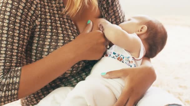 Ung mamma ammar lilla bebis. Moderskap. Hälsosam kost. Familj. — Stockvideo