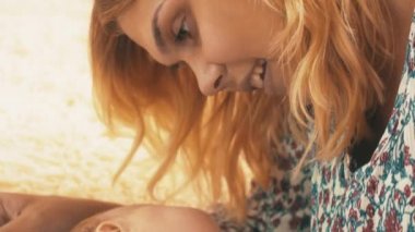 Küçük bebekle oynarken annesi. Annelik. Şirin. Çocuk. Annelik. Aşk