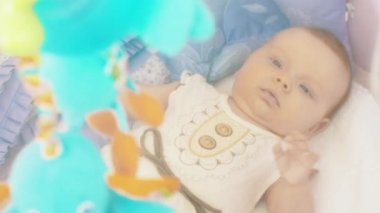 Küçük bebek beşik seyir oyuncaklar dokunaklı yalanını. Annelik. Annelik. Şirin.