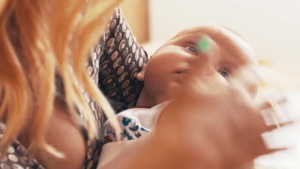 Moeder zwaaien op handen beetje schattige baby. Moederschap. Baby heeft blauwe ogen. Spelen — Stockvideo