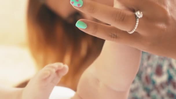 Ung mamma leker med lilla bebis. Moderskap. Mothering. Söt. Kärlek — Stockvideo