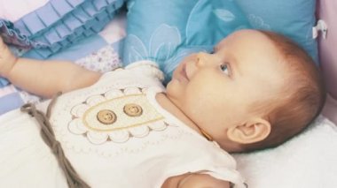 Küçük bebek beşik yalanımı. Gülümse. Annelik. Annelik. Şirin çocuk.