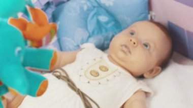 Küçük bebek beşik yalanımı. Renkli hareketli oyuncaklar. Annelik. Annelik. Şirin çocuk