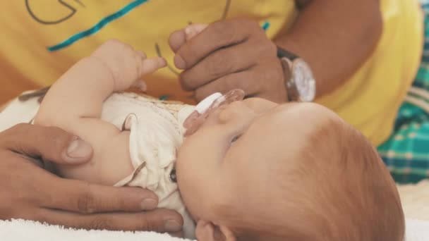 El padre feliz barbudo yace con un bebé pequeño. Padre. Familia. Comunicación . — Vídeo de stock