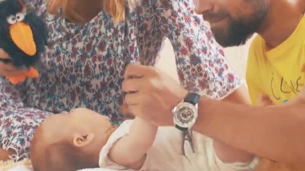 Os pais jovens brincam com o bebê bonito. Família. Comunicação. Pai e mãe . — Vídeo de Stock