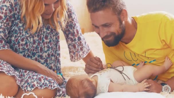 Jeunes parents jouant avec le petit bébé. La famille. Heureux père et mère. L'amour — Video