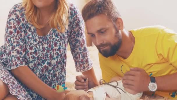 Glückliche Eltern kommunizieren mit kleinen Babys. Familie. Vater und Mutter. Pflege — Stockvideo