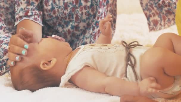 Les jeunes parents couchent avec bébé. La famille. Communication. Père et mère . — Video