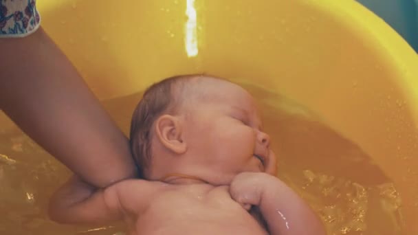 Moeder zorgvuldig zwemmen beetje schattige baby. Gele bad. Moederschap. Zorg. Liefde — Stockvideo