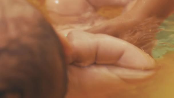 Mamma che fa il bagno a un bambino carino. Bagno giallo. La maternità. Cura. Con amore. Famiglia — Video Stock