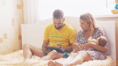 Anne ev tablet yatak üzerinde oynamak. Anne sükunet çocuk. Seviyorum. Mutlu bir aile.