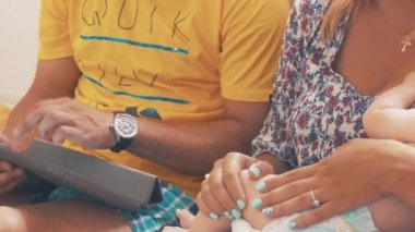 Anne bebek eve. Mutlu bir aile. Annem ve babam tablet oynamak.