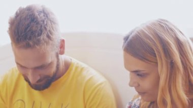 Evine tablet oyunda birlikte oynar. Annesi uyuyan bebek tutun. Gülümseyen