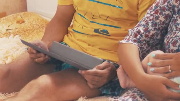 Les parents rentrent avec bébé. La famille. Père joue en tablette. Mère enfant terne. L'amour — Video