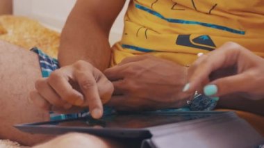 Mutlu bir adam ve kadın ev tablet oyunda birlikte oynar. Aile. Sakin ol