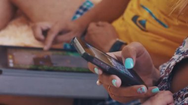 Babası oyunda oyun tablet. Anne el oyun telefon üzerinde uyuyan bebek bekle