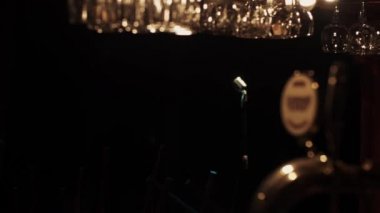 Bar standı boş retro kulüp. Spot ışığı altında sahnede konser mikrofon standı