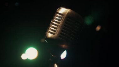 Konser metal parıltı mikrofon standı retro bar sahnede. Yeşil ışık.