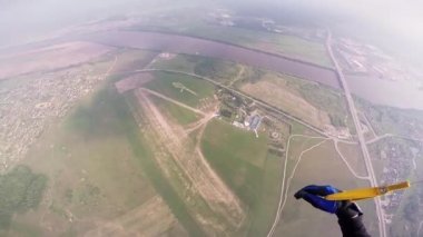Yeşil alanlar, yukarıda gökyüzü profesyonel skydiver sinek nehir. Güneşli bir gün. Aşırı.