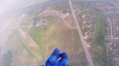 Profesyonel skydiver uçmak yeşil Düzülke, ırmaklar, yol üzerinde. Yaz. Manzara.