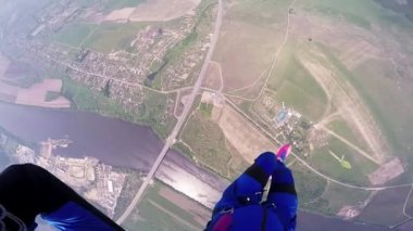 Profesyonel skydiver sinek yeşil Düzülke yukarıda. Yaz. Parashute. Mavi takım