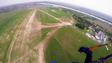 Profesyonel skydiver yeşil sahada iniş. Yaz. Manzara. Güneşli gün