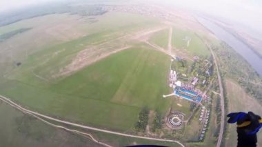 Profesyonel skydiver yeşil Düzülke paraşütle atlama. Yaz. Sahne. Nehir