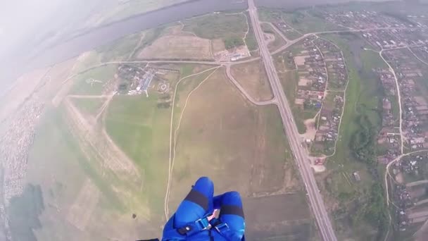 Profesionální parašutista letět nad zeleným flatland, řeka, silnice. V létě. Krajina. — Stock video
