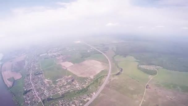 Paracaidista profesional vuela por encima de las llanuras verdes. Día de verano. Paisaje. Deporte — Vídeo de stock