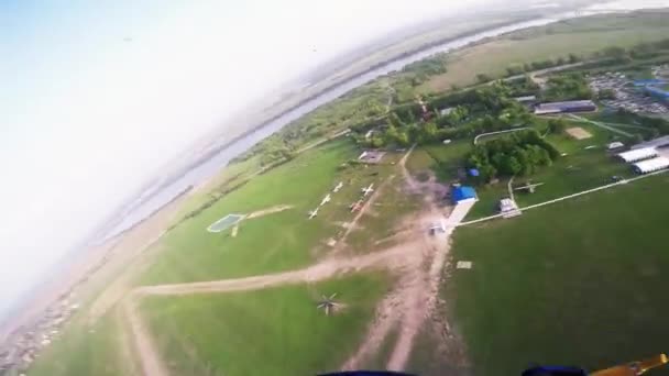专业跳伞者降落在绿地上。夏天。景观。风景 — 图库视频影像