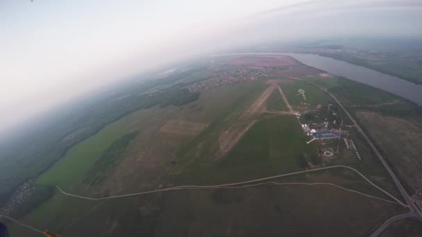 Profesyonel skydiver üstündeki yeşil alan paraşütle atlama. Yaz. Manzara. Yükseklik — Stok video