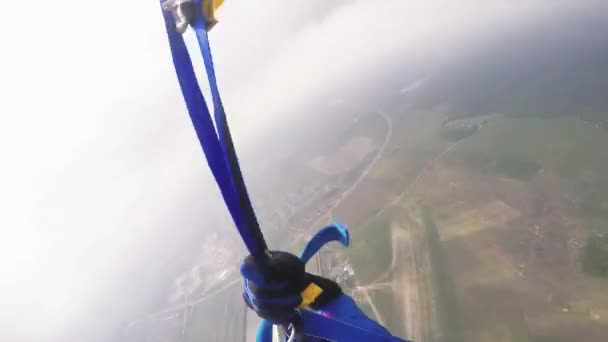 Professionele skydiver vliegen boven groen gras, open parachute. Zomer. Landschap. — Stockvideo