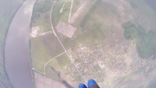 Profesionální parašutista létat nad zelené pole, řeka. Extrémní sport. Výška. — Stock video