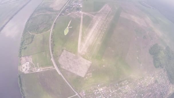Il paracadutista professionista vola sopra il campo verde, fiume. Estate. La natura. Altitudine . — Video Stock