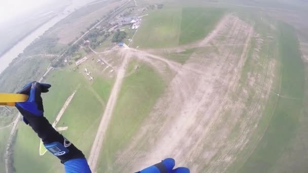 Professionele skydiver vliegen boven groene veld. Zomer. Landschap. Hoogte. — Stockvideo