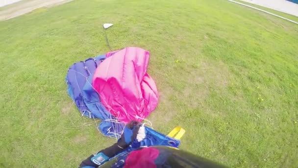 Professionele skydiver stropdas heldere parachute na de landing. Natuur. Extreme sporten. — Stockvideo