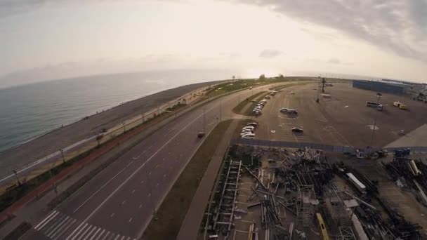 Quadrocopter shoot weg bij zee en strand in de zonsondergang. Mensen. Landschap. Auto 's — Stockvideo