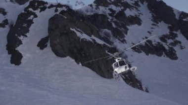Helikopter Kayak Merkezi çıkar. Karlı dağlar. Teleferik. Güneşli gün.