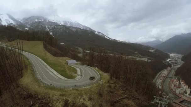 Quadrocopter disparar carretera serpentina en las montañas. Paisaje. Picos nevados. Naturaleza — Vídeos de Stock
