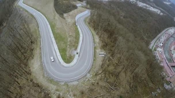 Quadrocopter voar acima da estrada serpentina nas montanhas. Paisagem. Carro drive . — Vídeo de Stock