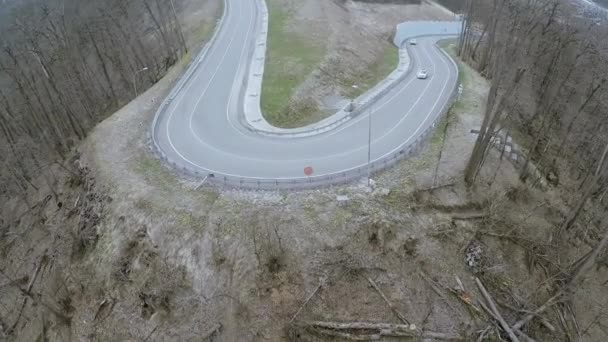 Dron strzelać zakrzywione serpentyn drogi w górach. Krajobraz. Jazdy samochodem — Wideo stockowe
