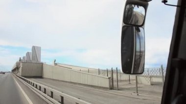 Otoyolda otobüs sürüş içinde fotoğraf makinesi. Yol. Bir gün. Deniz kıyısında. Otobüste ayna