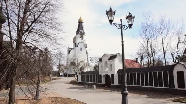 Білий собор, паркан в сонячний осінній день. Золотий купол. Ліхтарик. Немає людей — стокове відео