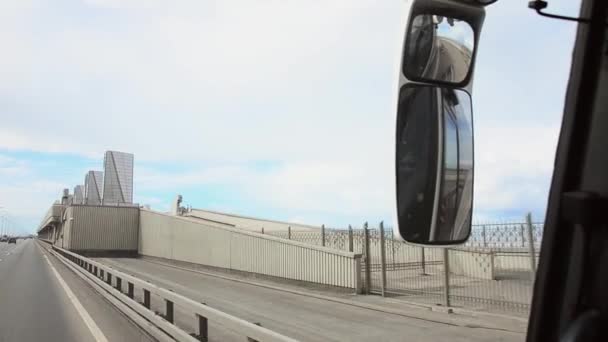 Cámara dentro del autobús de conducción en la autopista. Camino. Un día. Frente al mar. Espejo en el autobús — Vídeos de Stock