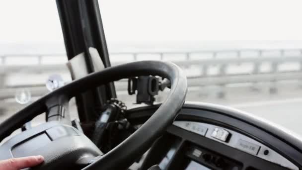 Main du conducteur sur le volant du bus se déplaçant sur l'autoroute se concentrer dans. Jour — Video