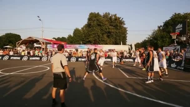 若い男性が通りバスケをプレイ モスクワ, ロシア - 2015 年 8 月 9 日。 — ストック動画
