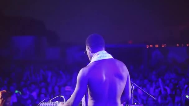 MOSCA, RUSSIA - 9 AGOSTO 2015: Parte posteriore del DJ africano in topless — Video Stock