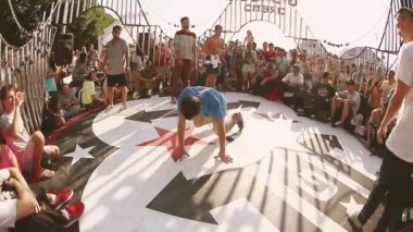  erkek dans breakdance 